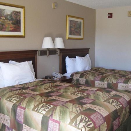 Briarwood Inn Of Geneva Εξωτερικό φωτογραφία